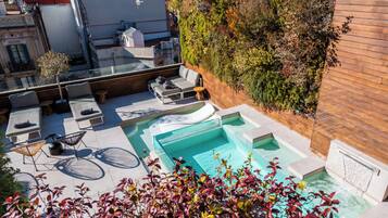 Outdoor pool, sun loungers