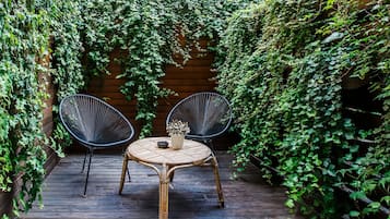 Tweepersoonskamer, terras, op benedenverdieping (Interior courtyard view) | Een minibar, een kluis op de kamer, een bureau, verduisterende gordijnen