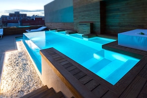 Piscine extérieure, chaises longues