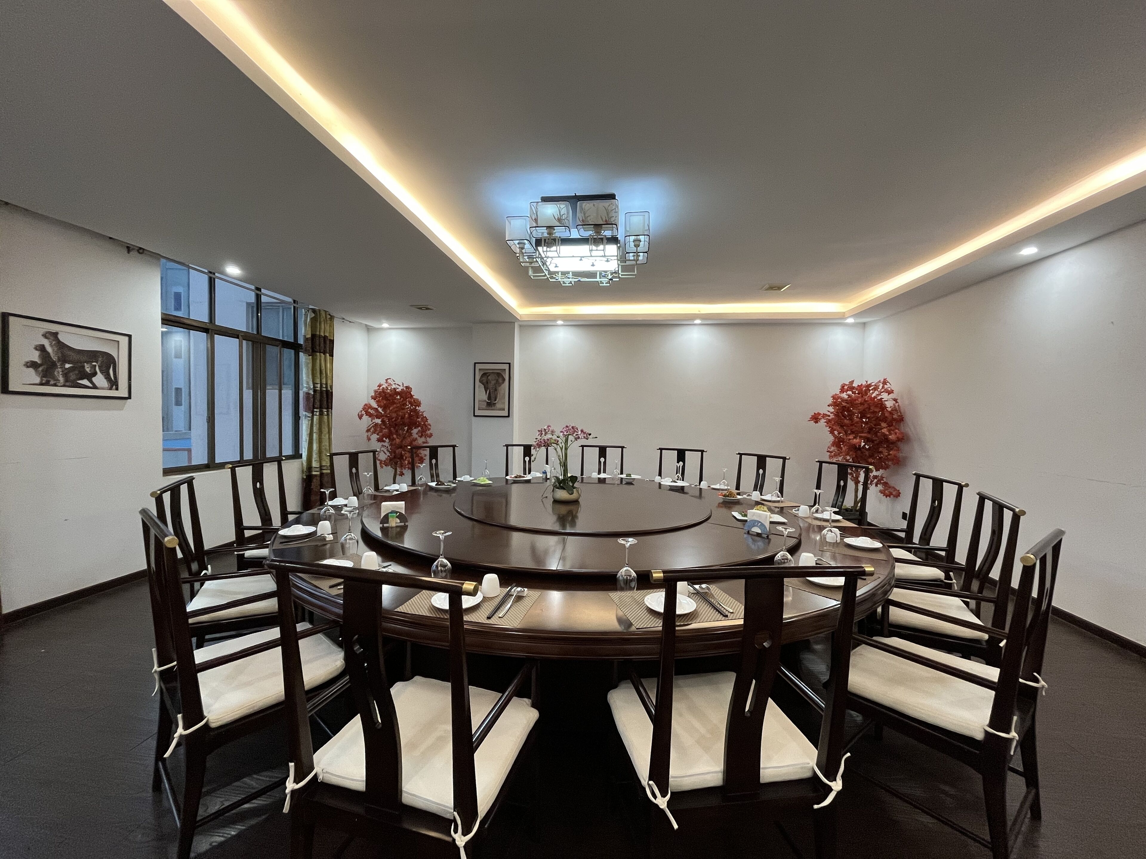 breakfast, lunch, dinner served; international cuisine