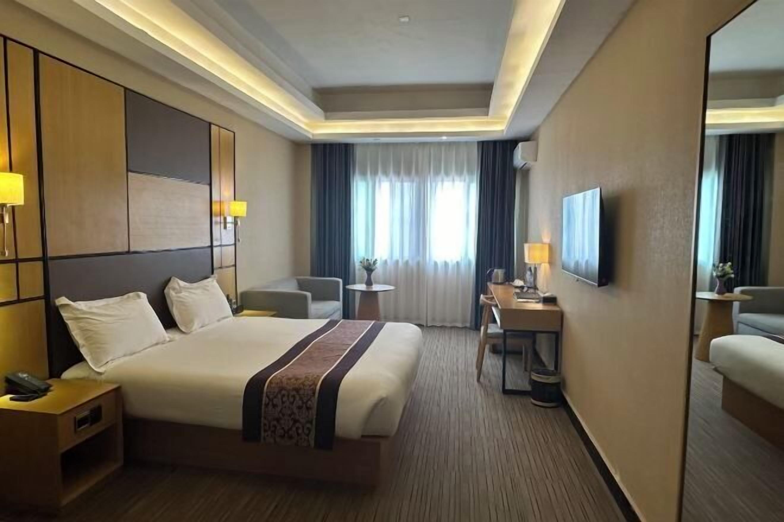 迷你吧、客房内保险箱、办公桌、笔记本电脑工作区