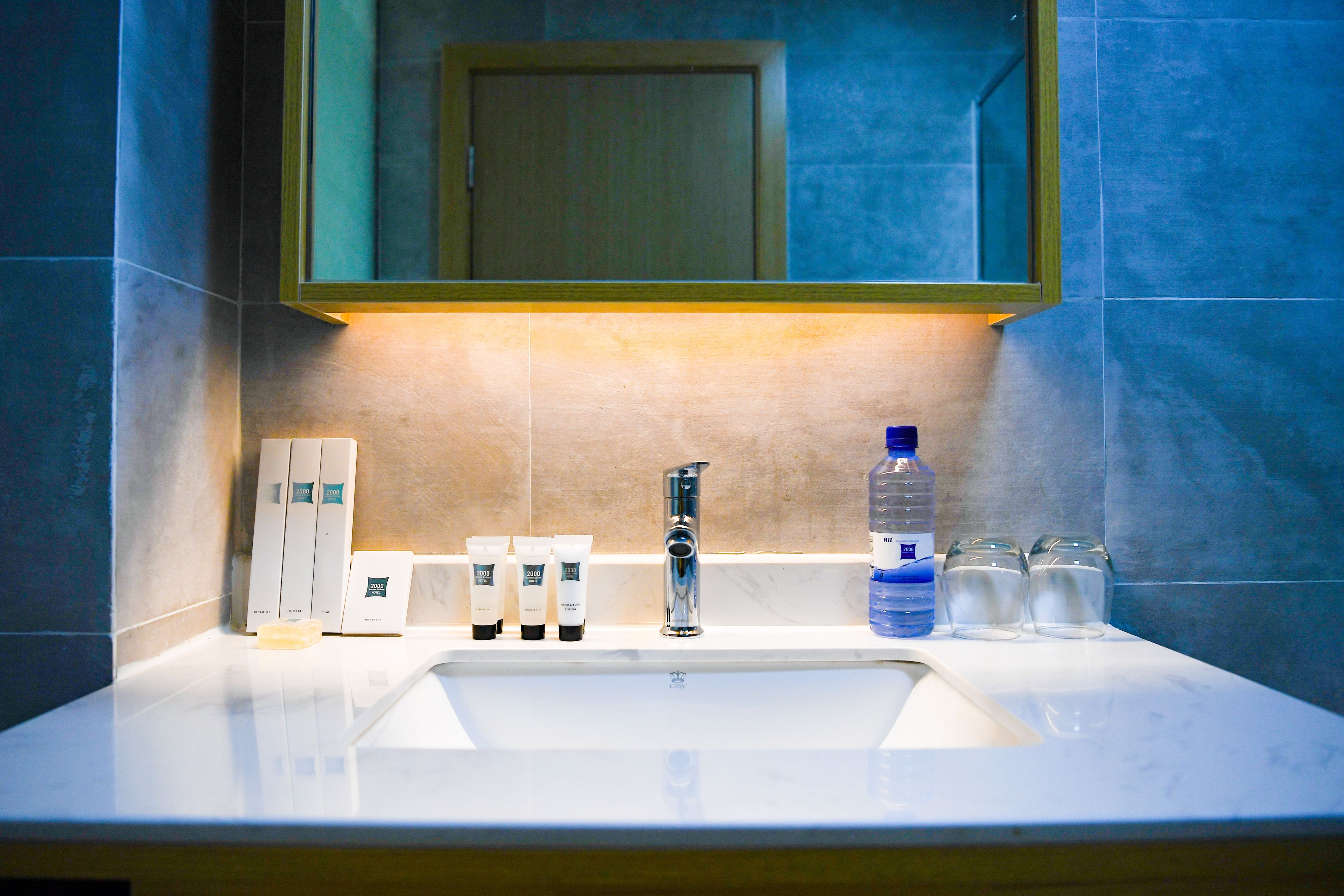 shower, rainfall showerhead, free toiletries, hair dryer