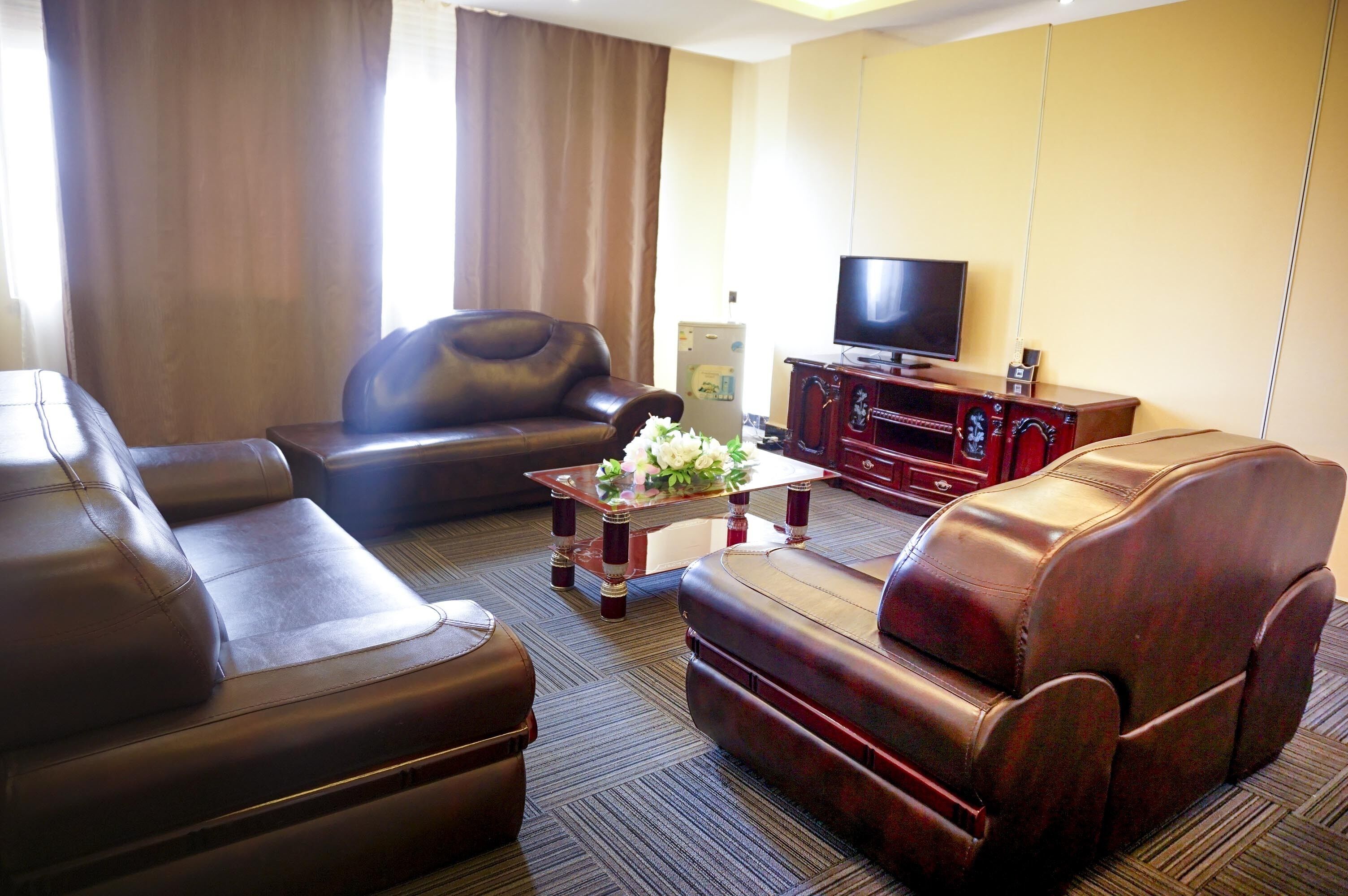 executive suite, mountain view | living area | flat-screen tv