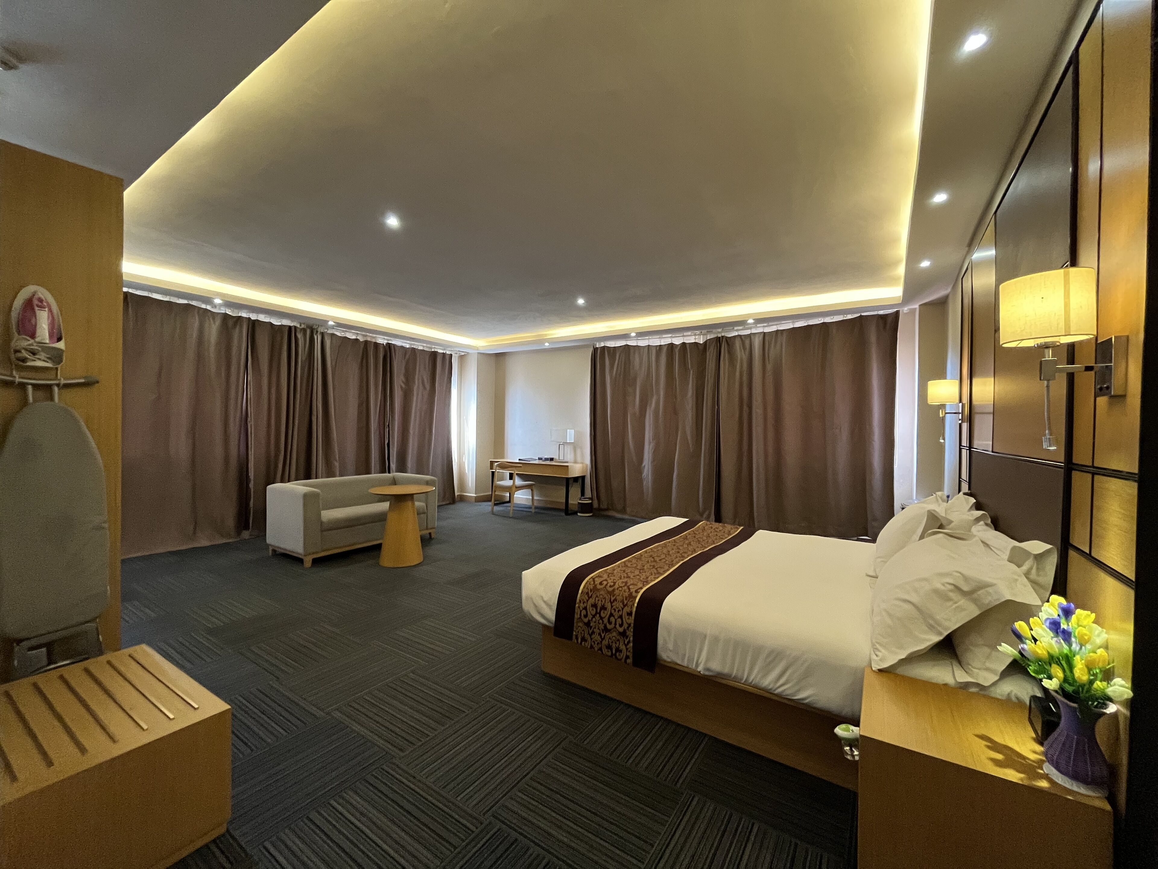 executive suite, mountain view | 1 bedroom, minibar, in-room safe, desk