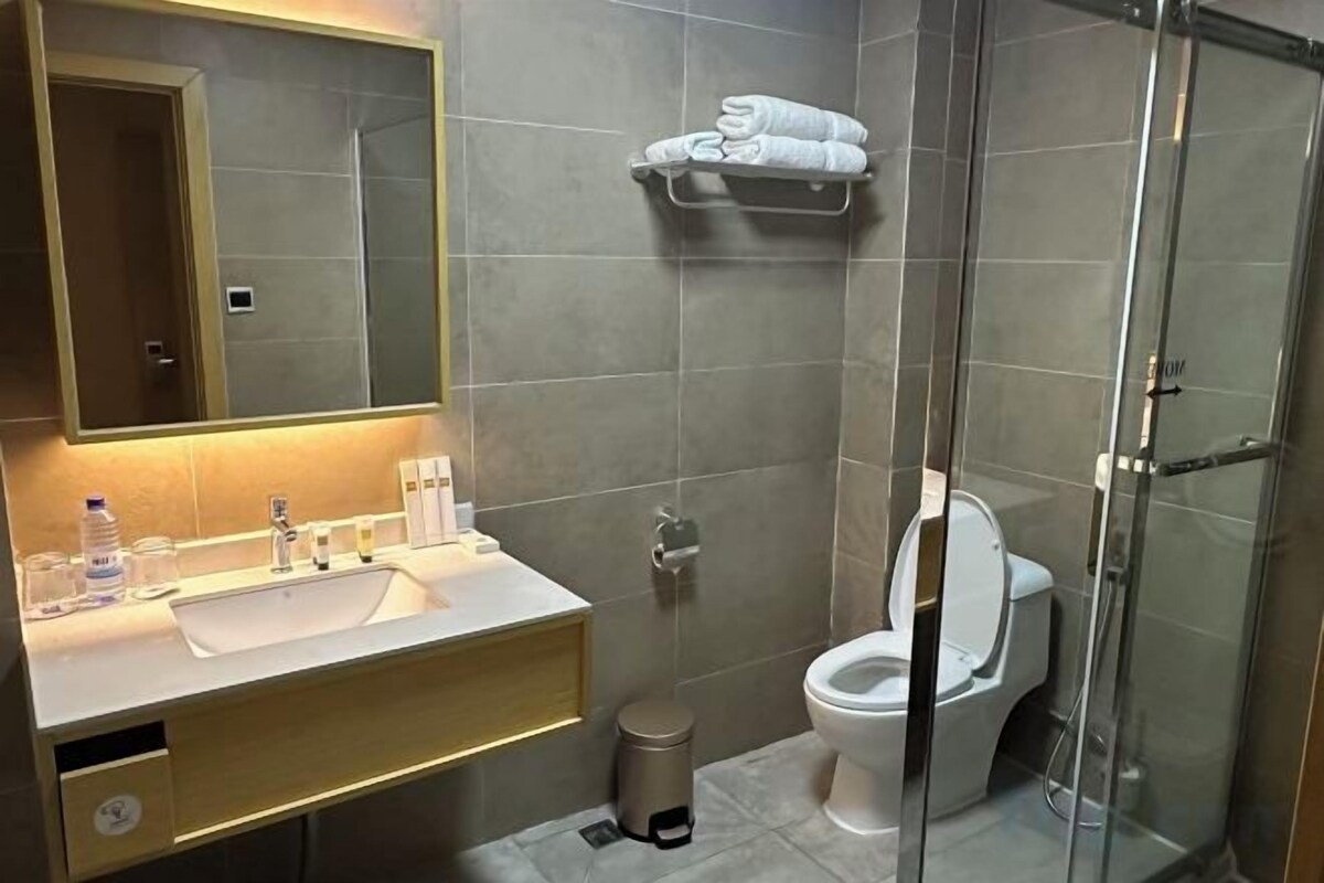 Shower, rainfall showerhead, free toiletries, hair dryer
