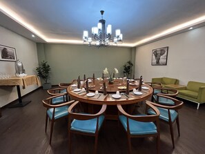 Se sirven desayunos, almuerzos y cenas; cocina internacional