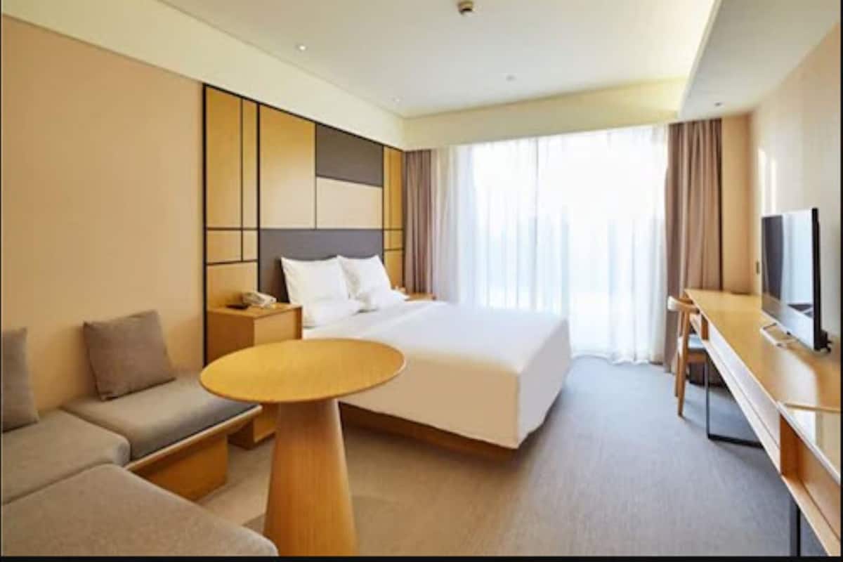 Business Double Room, City View | 1 bedroom, minibar, in-room safe, desk