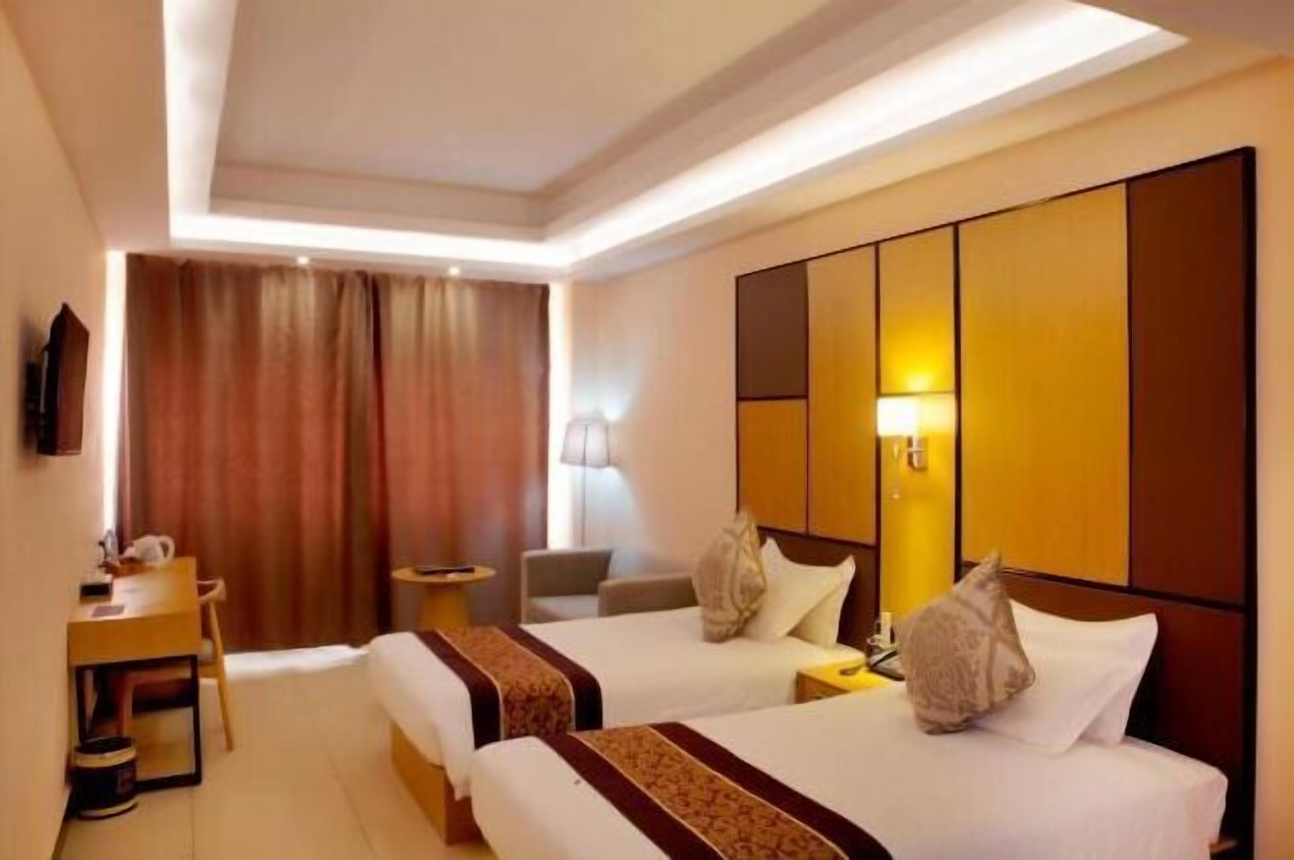 迷你吧、客房内保险箱、办公桌、笔记本电脑工作区