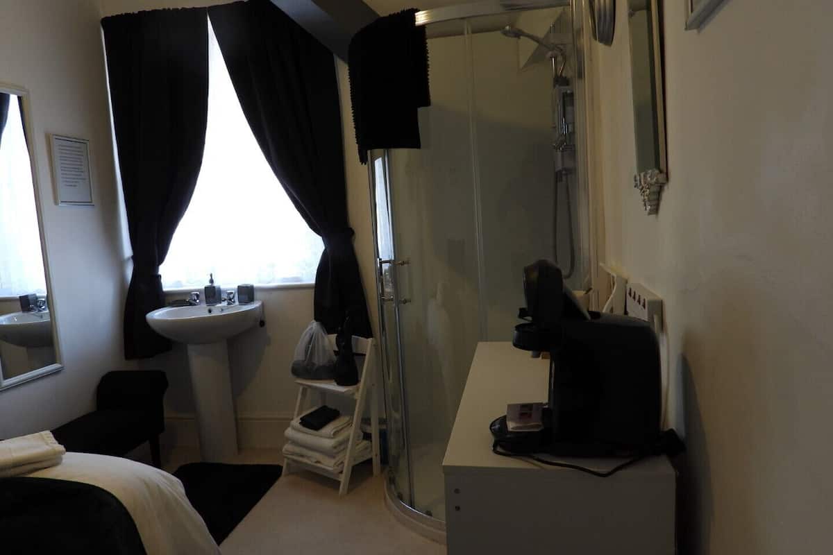 single room, private bathroom