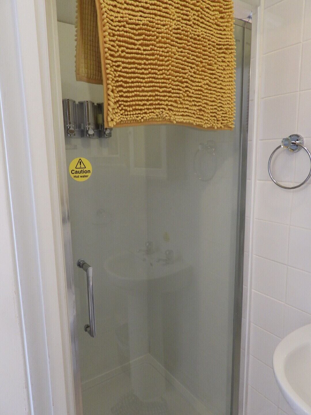 Habitación con 2 camas individuales, baño en la habitación