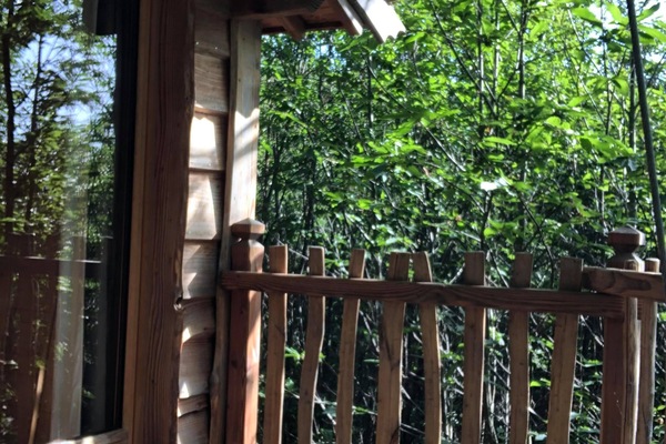 Trehytte (Cabane Escalier) | Individuelt dekorert, individuelt innredet, lydisolert og barnesenger