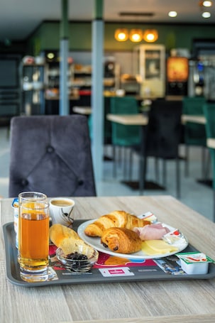 Buffet breakfast on weekdays (EUR 6.90 per person)