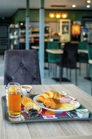 Petit déjeuner buffet servi en semaine (6.90 EUR par personne)