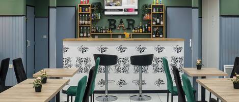 Bar (trong khuôn viên)