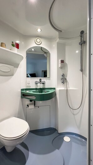 Regadera, amenidades de baño gratuitas, secadora de cabello, toallas 