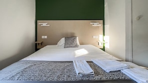 Doppelzimmer | Schreibtisch, kostenlose Babybetten, kostenloses WLAN, Bettwäsche