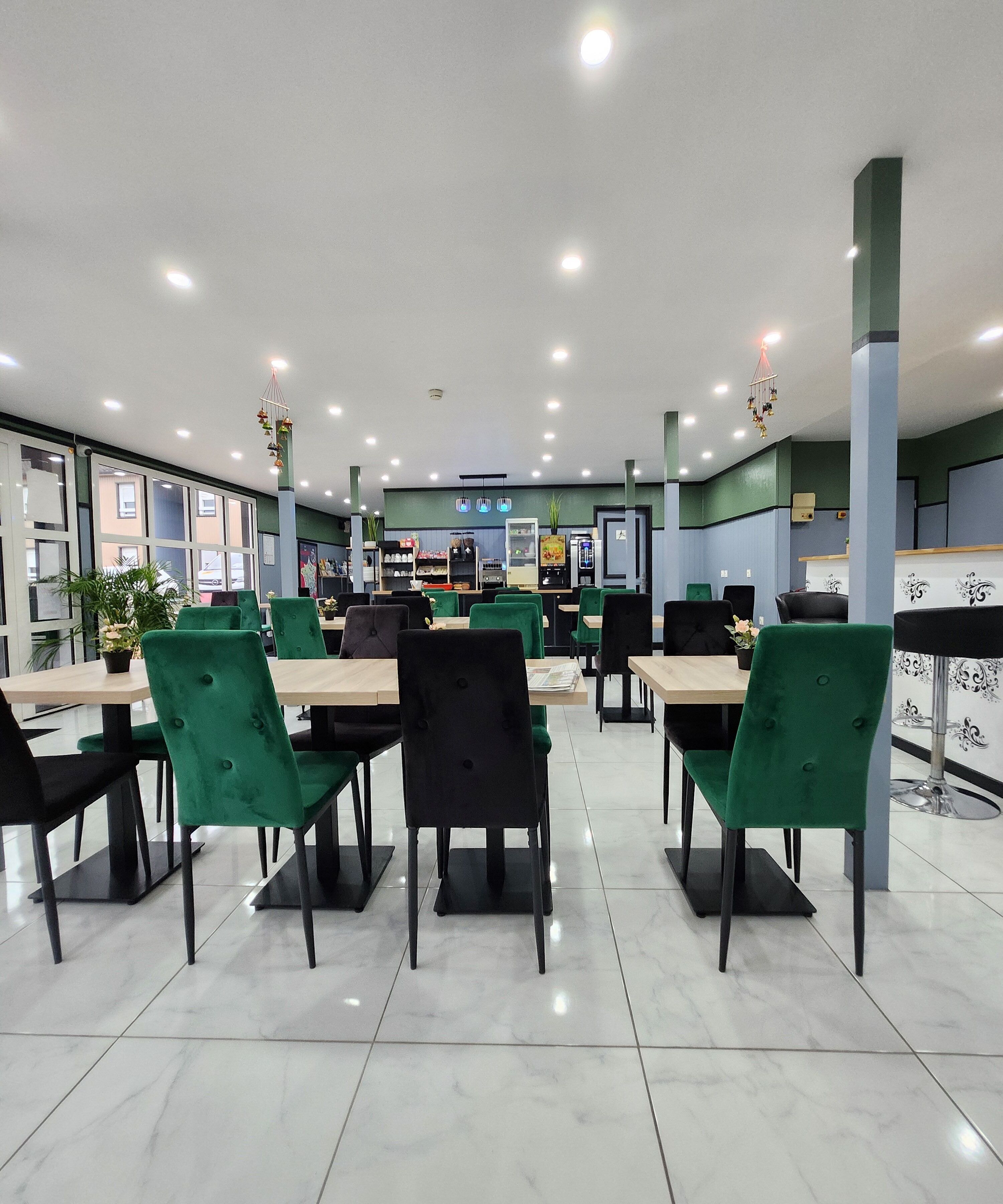 Ontbijtbuffet op werkdagen (EUR 6.90 per persoon)