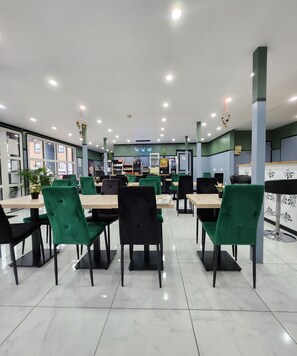 Buffet breakfast on weekdays (EUR 6.90 per person) - FASTHOTEL Le Mans Nord Saint-Saturnin - UN FH CONFORT (Saint-Saturnin)