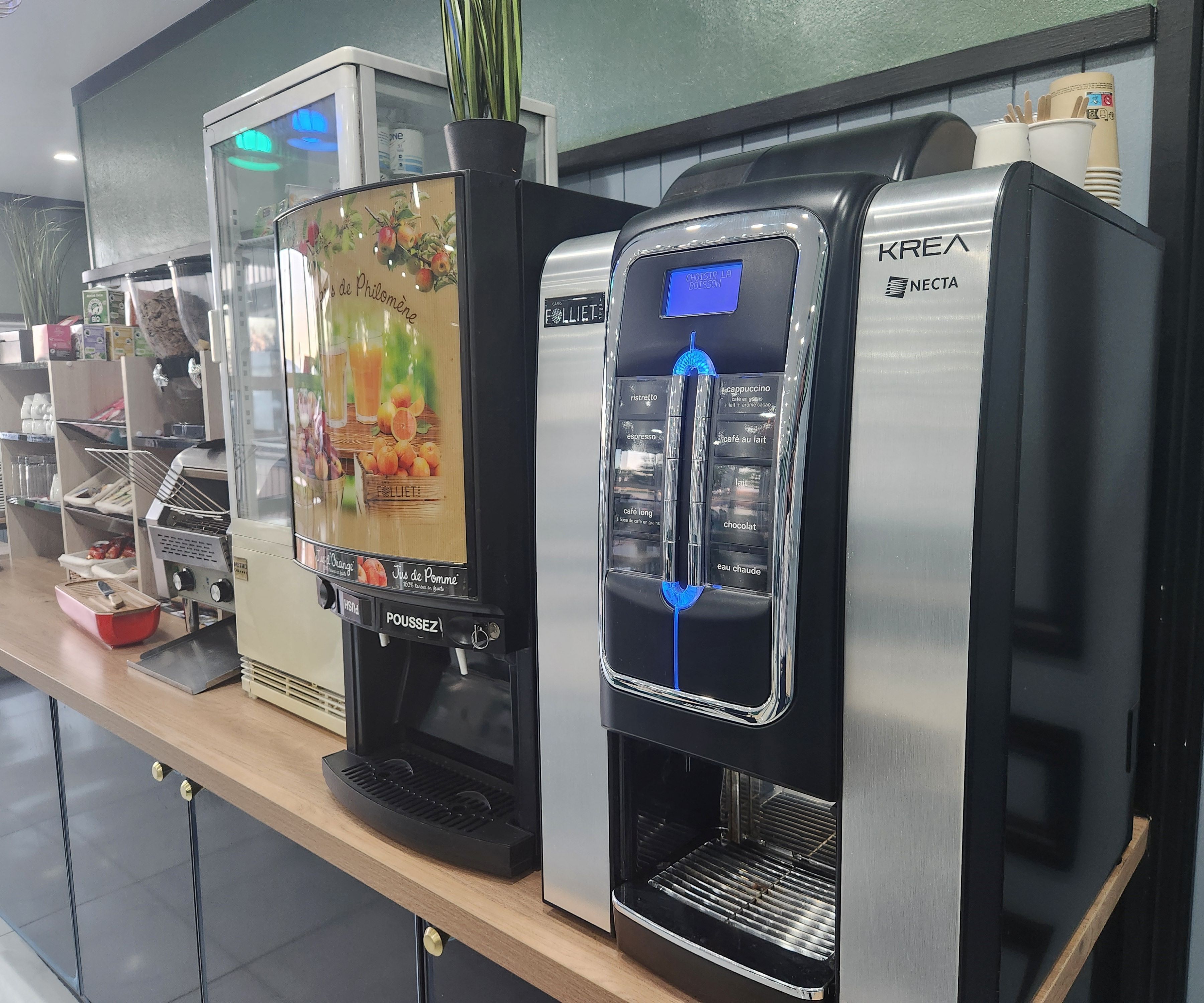 Una cafetera con pantalla digital y variedad de bebidas.