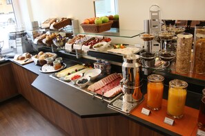 A buffet with various food items and beverages. - Andi Stadthotel München (Munich)