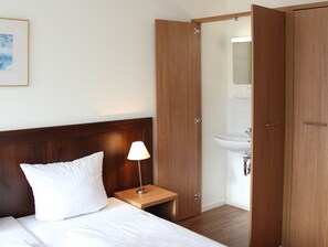 Habitación familiar | Minibar, escritorio y espacio para trabajar con laptop