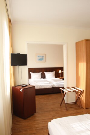 Family Room | Minibar, desk, laptop workspace, iron/ironing board - Andi Stadthotel München (Munich)