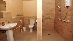 Habitación doble, baño privado | Baño | Secador de pelo y toallas