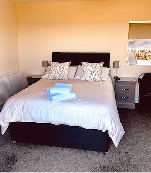 Chambre Double Deluxe, salle de bains attenante (Deluxe Double Room) | Lit parapluie, Wi-Fi gratuit, draps fournis