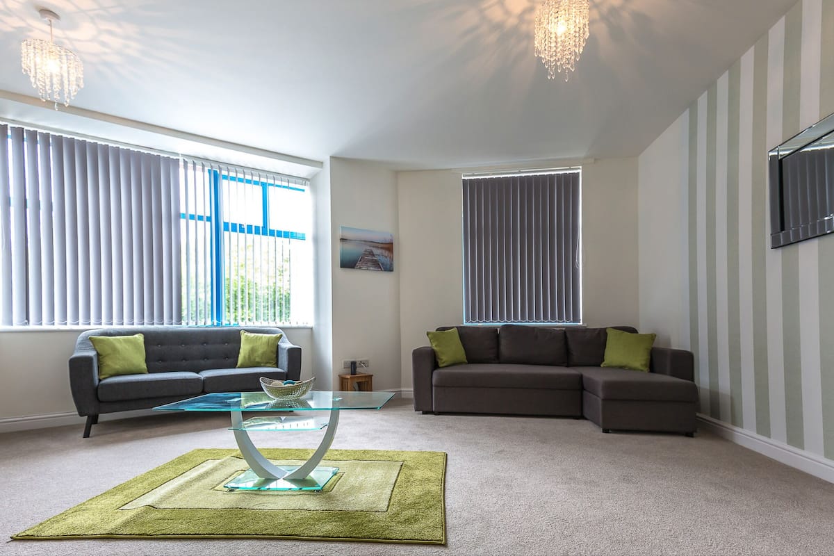 Apartment, 2 Schlafzimmer, mit Bad | Wohnbereich | 32-Zoll-Smart-TV mit Digitalempfang, Fernseher