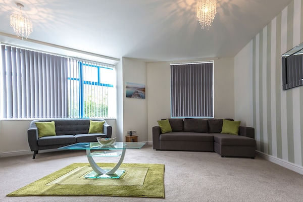 Apartment, 2 Bedrooms, Ensuite | Living area | 32-inch Smart TV with digital channels, TV