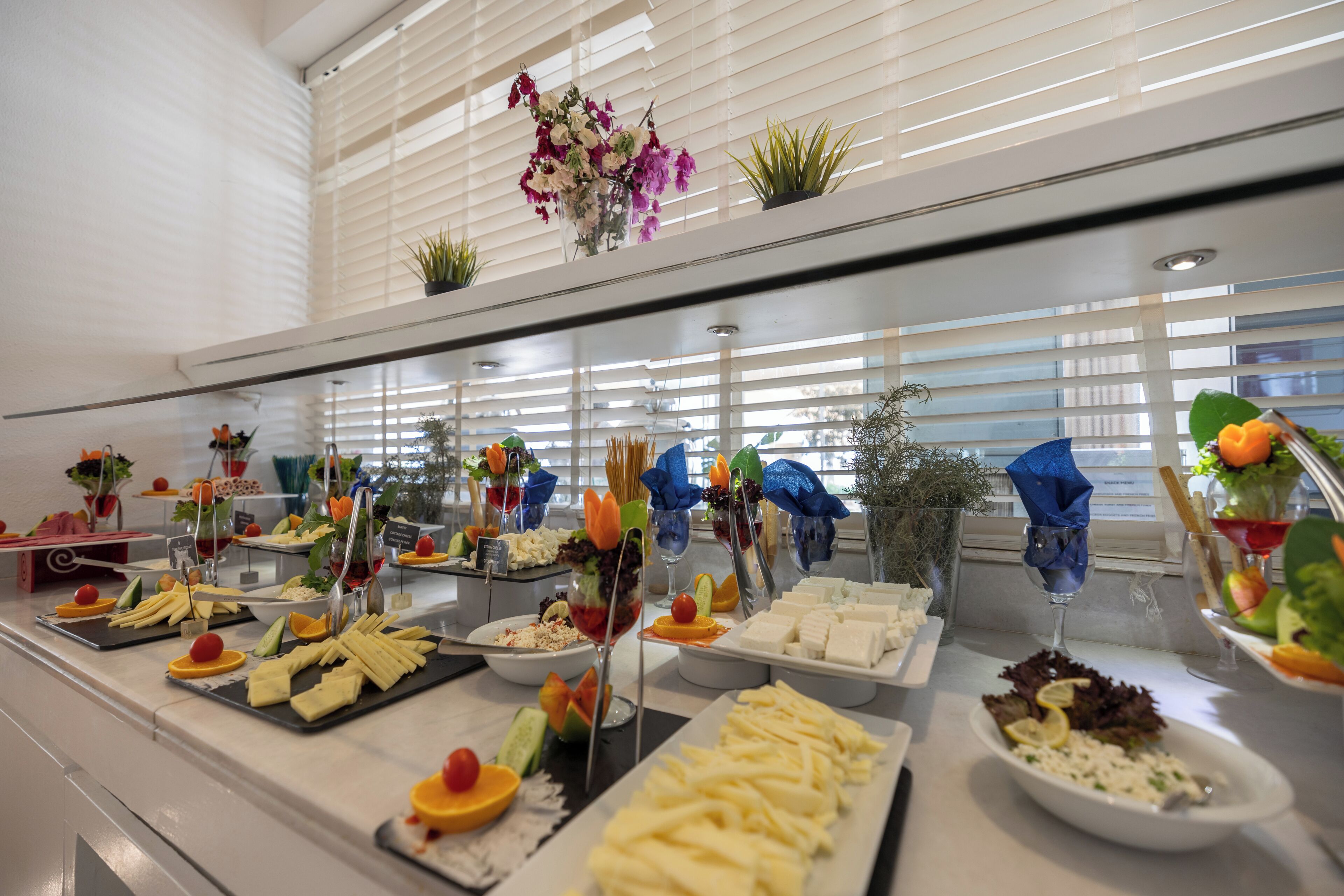 Ein Buffet mit verschiedenen Speisen und Dekorationselementen.