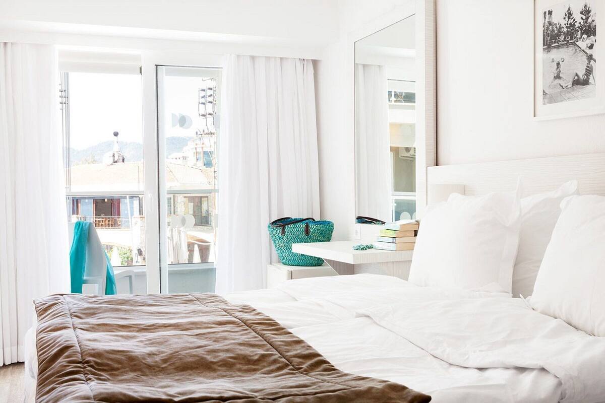 Standard Twin Room Side Sea View | Minibar, in-room safe, iron/ironing board (on request), WiFi (free)