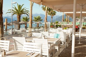 Se sirven desayunos, almuerzos y cenas; cocina internacional