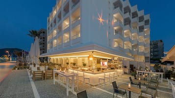住宿正面 (夜晚)