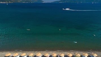 Plage privée, chaises longues, parasols, serviettes de plage