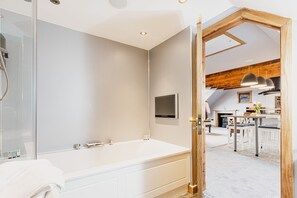 Apartment, Ensuite | Bathroom - The Tower Gastro Pub & Apartments (Crieff)