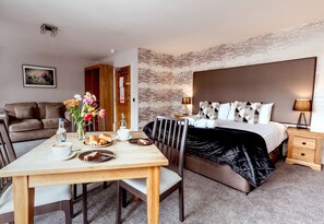 Family Studio, Ensuite (Thistle) | 1 bedroom - The Tower Gastro Pub & Apartments (Crieff)
