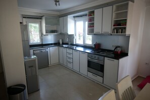 Villa, alberca privada | Cocina privada | Refrigerador con congelador, microondas y parrilla de estufa 