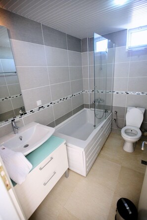 Bañera y ducha independientes, secador de pelo, toallas