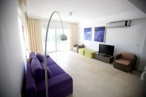 Villa, alberca privada | Sala de estar | Televisión LCD 