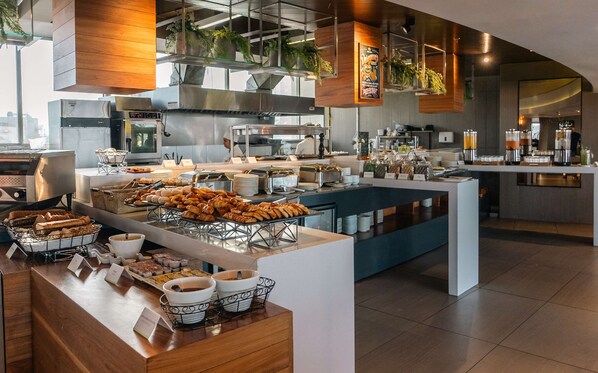 Tägliches Frühstücksbuffet gegen Gebühr