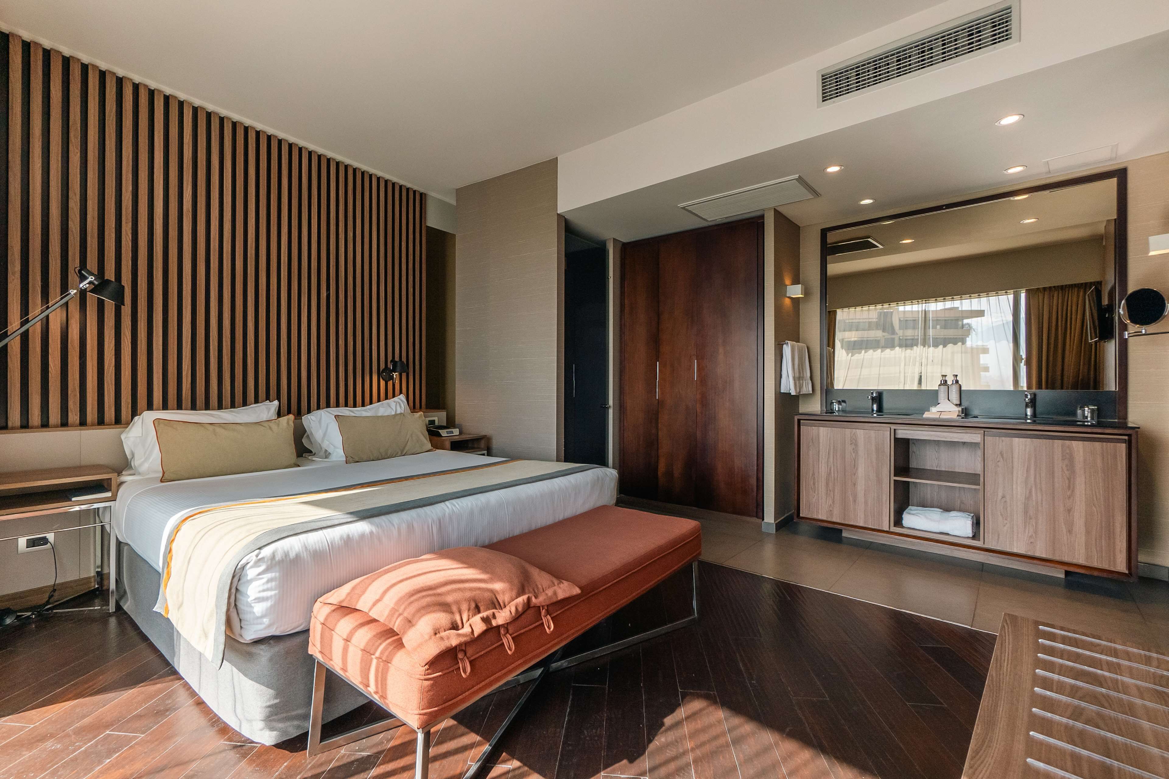 Room, 1 King Bed | Minibar, in-room safe, desk, blackout drapes