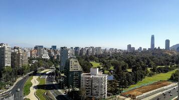 Un paisaje urbano con edificios modernos, una carretera curva y una zona arbolada.