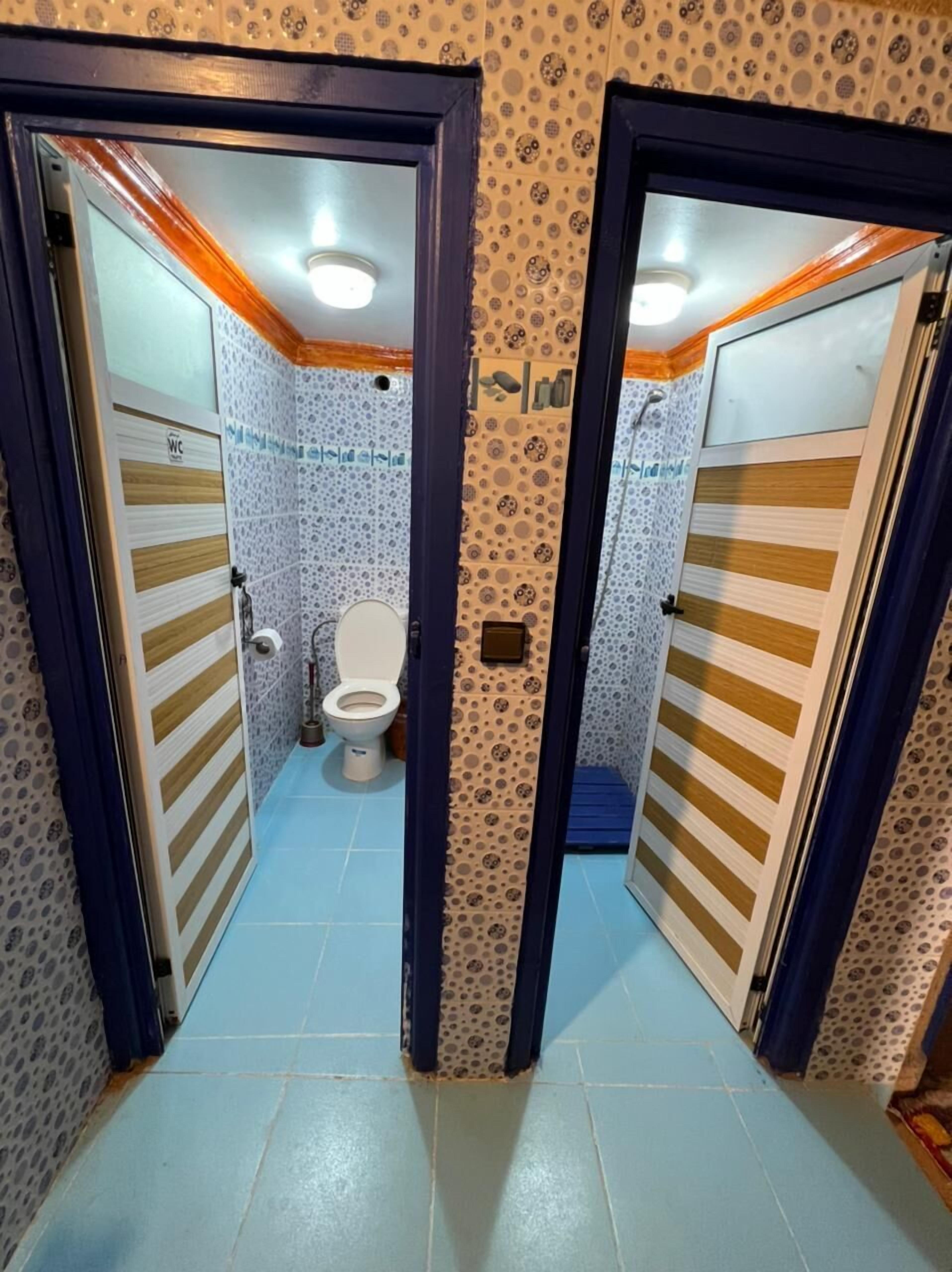 standard triple room, shared bathroom | bathroom | towels