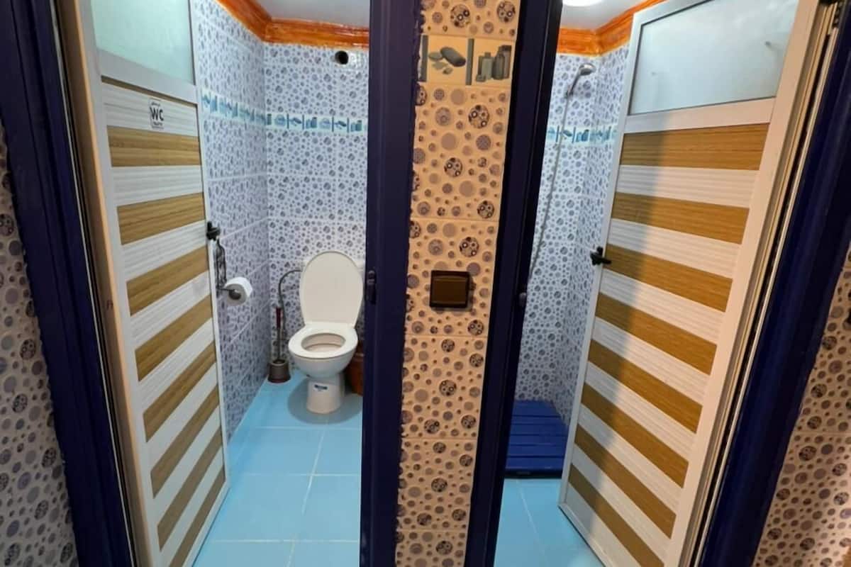 standard triple room, shared bathroom | bathroom | towels