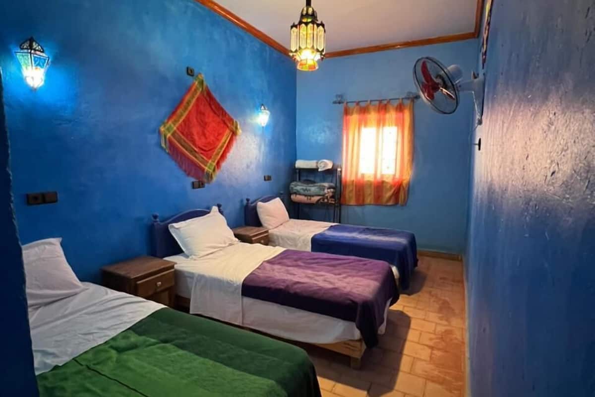 standard triple room, shared bathroom | in-room safe, cots/infant beds