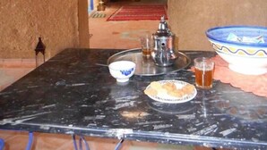 Sarapan, makan tengah hari dan makan malam dihidangkan 