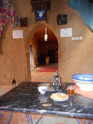 Se sirven desayunos, almuerzos y cenas; cocina local