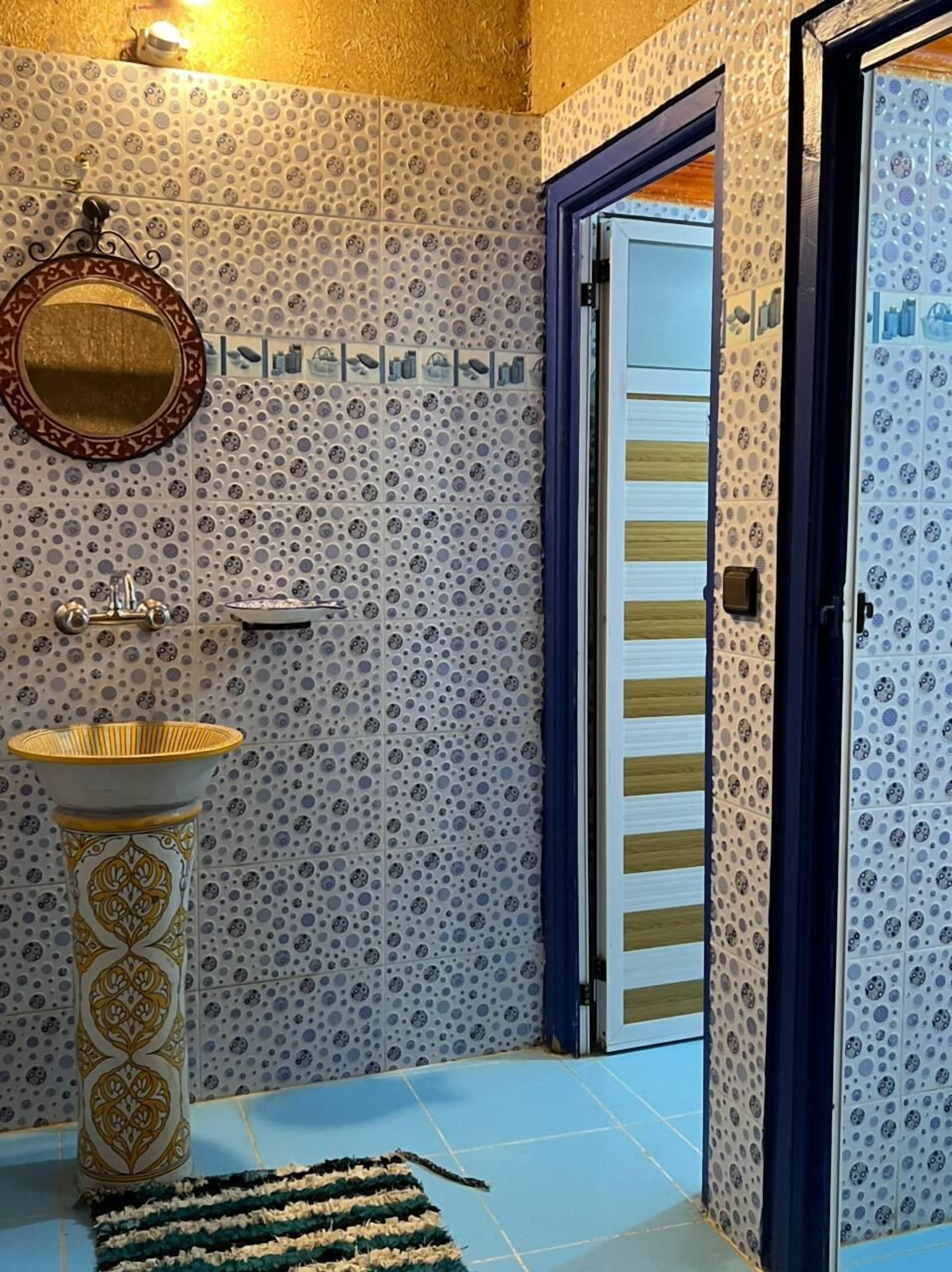 standard triple room, shared bathroom | bathroom | towels