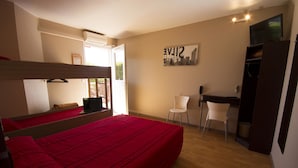 A room with a bunk bed, a desk, a chair, and a television. - Brit Hotel Essentiel Sète Balaruc (Balaruc-le-Vieux)